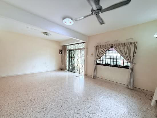 Jual Rumah Condition Original Johor Bahru - ruang tamu rumah teres Taman Maju Jaya dengan lantai terrazzo dan kemasan asal